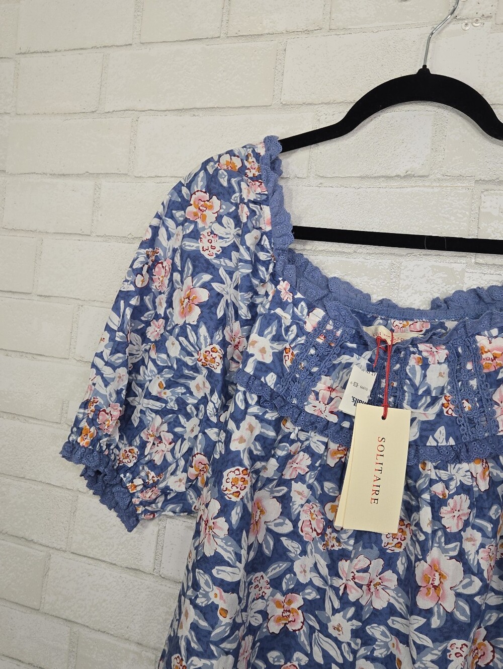 NWT Solitaire blouse with a square neckline and ruffled sleeves - Picture 5 of 13
